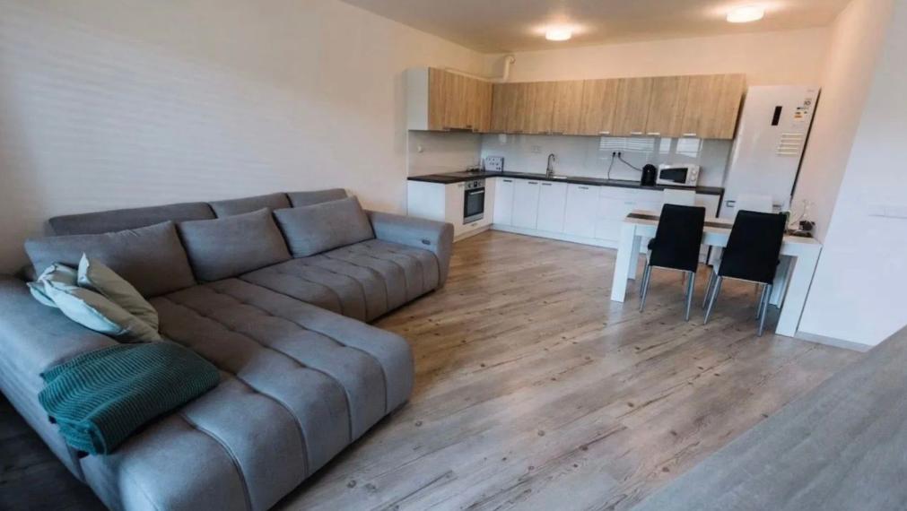 Na prenájom priestranný a kompletne zariadený 2-izbový byt, Bratislava III TOP