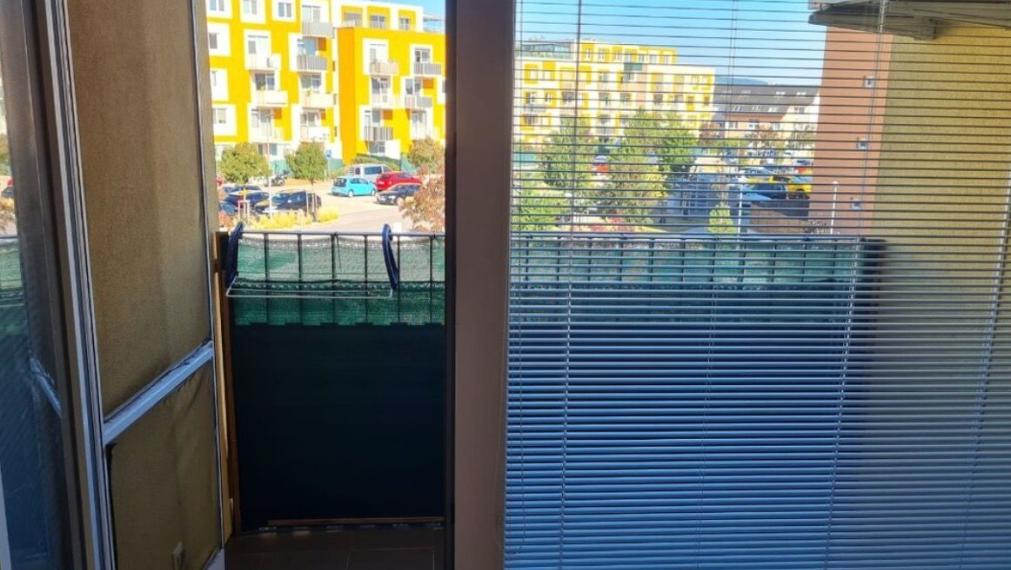 Na prenájom veľký priestranný slnečný 2izbový byt, Bratislava DNV TOP