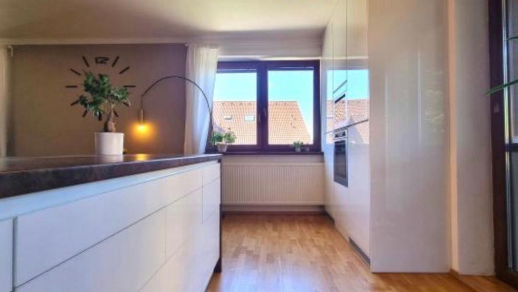 Na predaj priestranný, klimatizovaný 3+1 izbový byt s krbom, Bratislava IV TOP