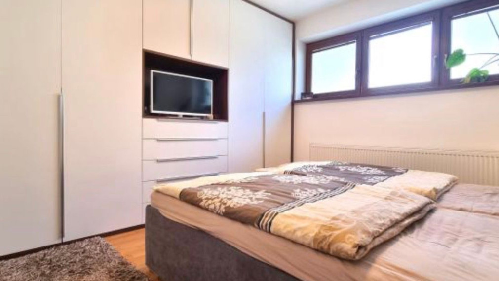 Na predaj priestranný, klimatizovaný 3+1 izbový byt s krbom, Bratislava IV TOP