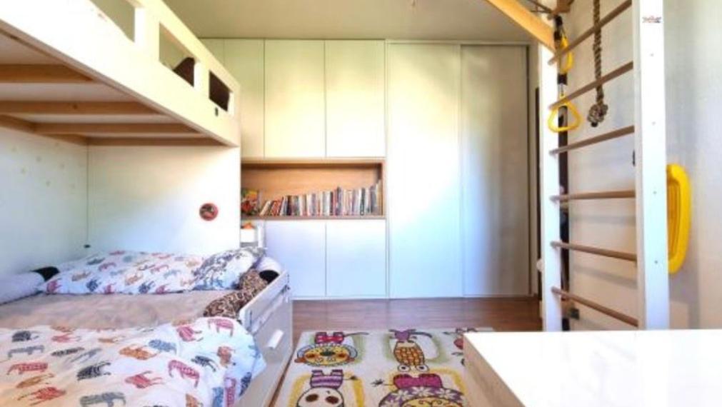 Na predaj priestranný, klimatizovaný 3+1 izbový byt s krbom, Bratislava IV TOP