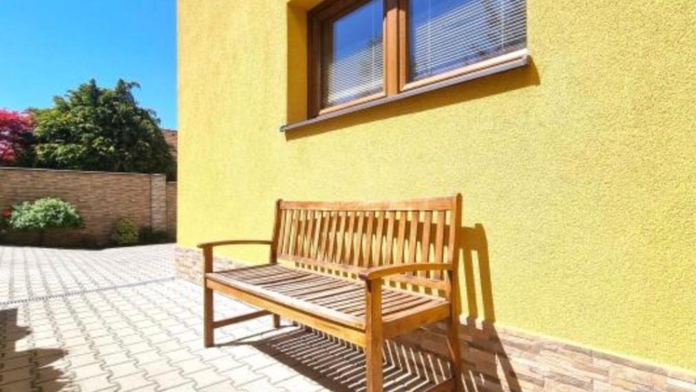 Na predaj priestranný, klimatizovaný 3+1 izbový byt s krbom, Bratislava IV TOP