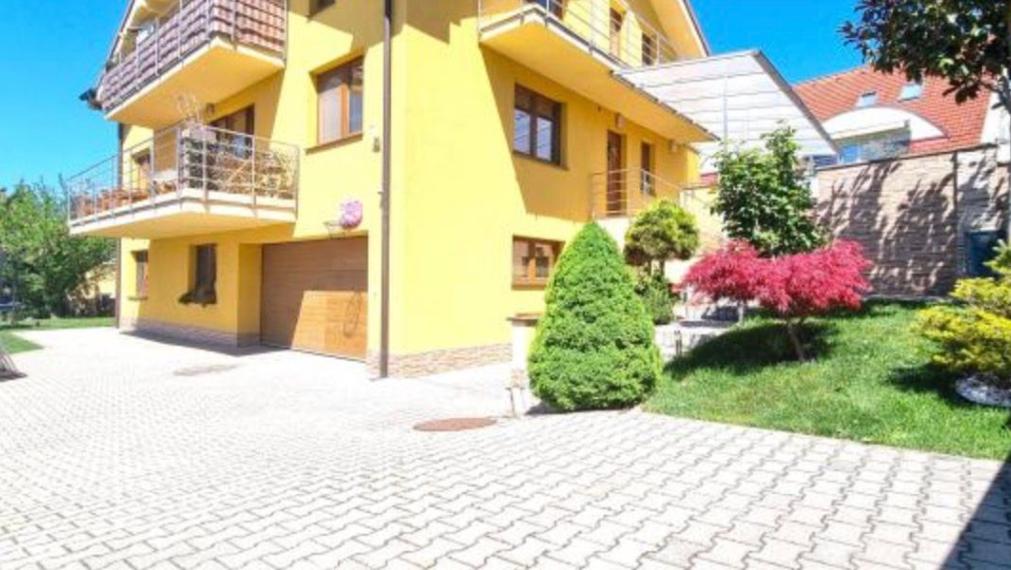 Na predaj priestranný, klimatizovaný 3+1 izbový byt s krbom, Bratislava IV TOP