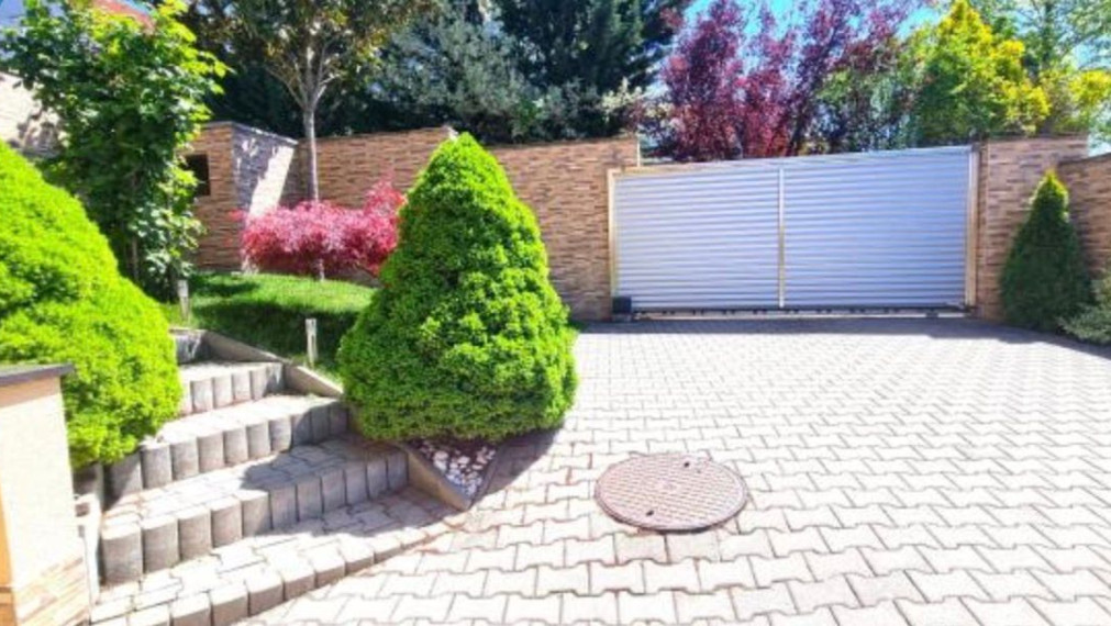 Na predaj priestranný, klimatizovaný 3+1 izbový byt s krbom, Bratislava IV TOP