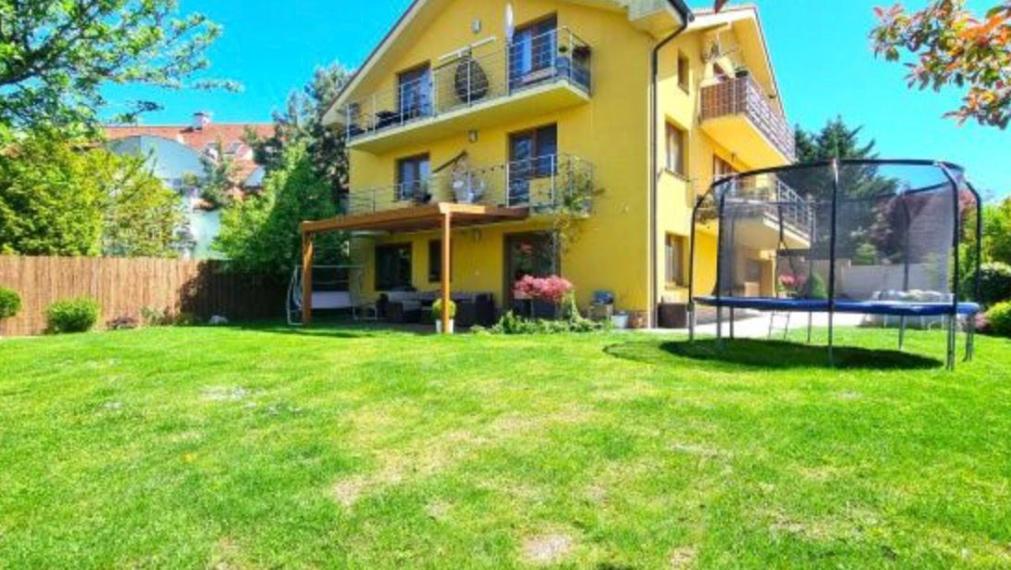 Na predaj priestranný, klimatizovaný 3+1 izbový byt s krbom, Bratislava IV TOP