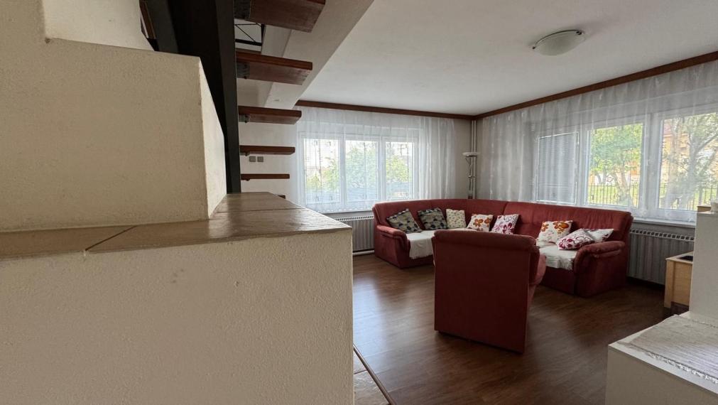 Priestranný rodinný dom s krásnym výhľadom – Sološnica