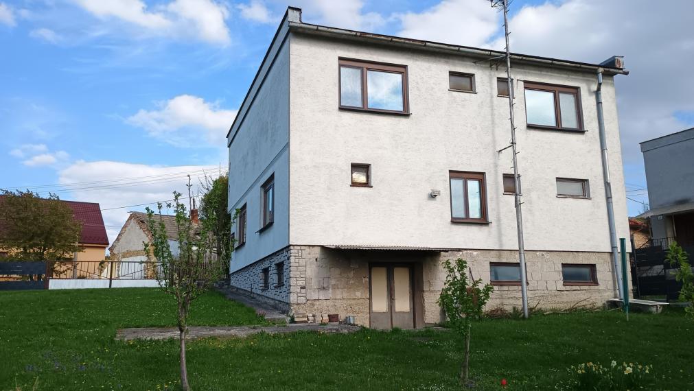 Priestranný rodinný dom s krásnym výhľadom – Sološnica