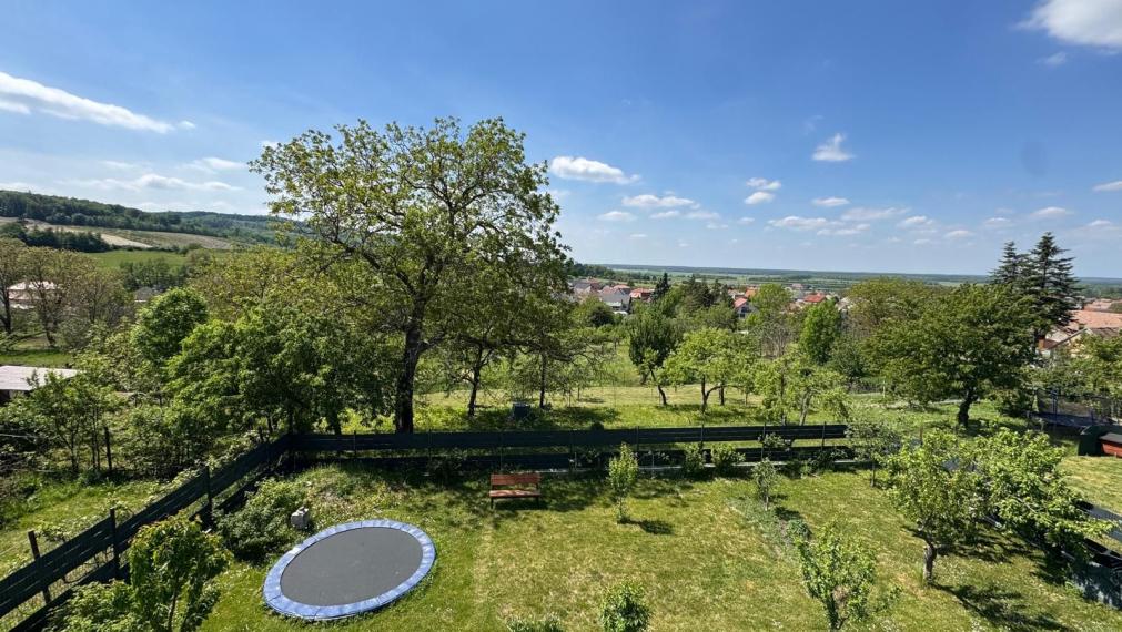 Priestranný rodinný dom s krásnym výhľadom – Sološnica