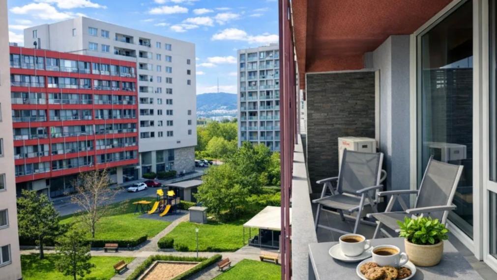 Na predaj slnečný 3-izbový byt s loggiou a dvomi garážovými parkovacími státiami TOP