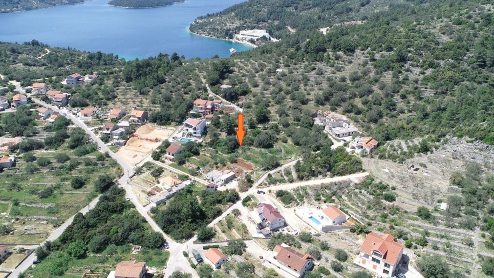 Stavebný pozemok 1355 m² s výhľadom na more – investičná príležitosť vo Vela Luke