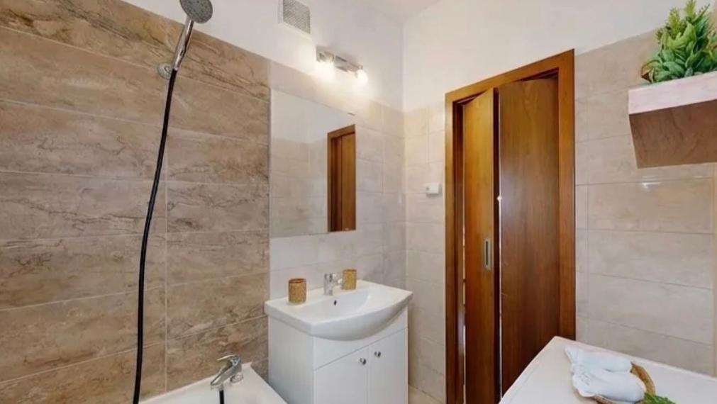 Na prenájom slnečná garsónka, vybavená nábytkom a hlavnými spotrebičmi - Bratislava V TOP