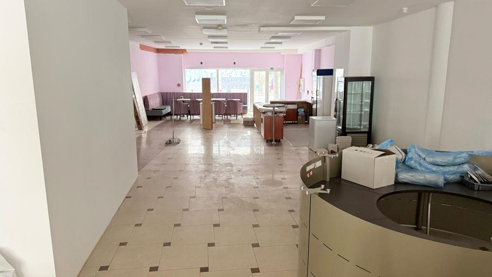 Obchodný priestor na prenájom skolaudovaný pre gastro účely v centre mesta mimo pešej zóny – vlastná terasa do vnútrobloku, TOP cena