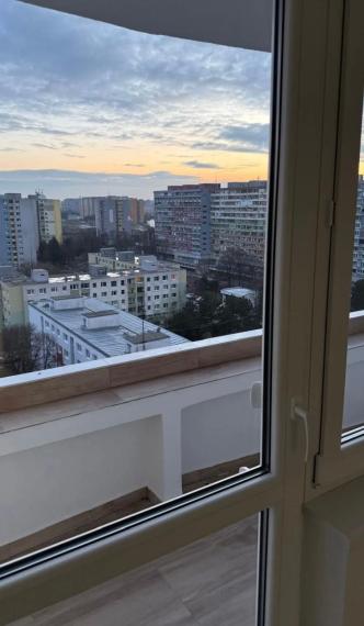 Na predaj svetlá, kompletne zrekonštruovaná garsónka s veľkou loggiou a pivnicou TOP