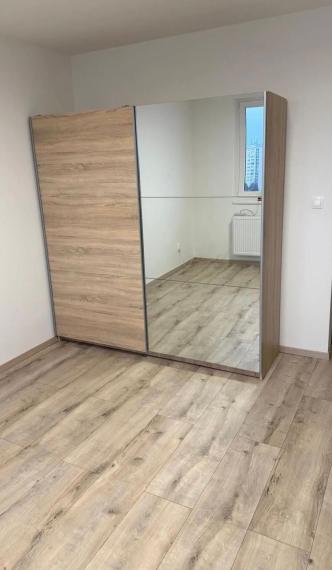 Na predaj svetlá, kompletne zrekonštruovaná garsónka s veľkou loggiou a pivnicou TOP