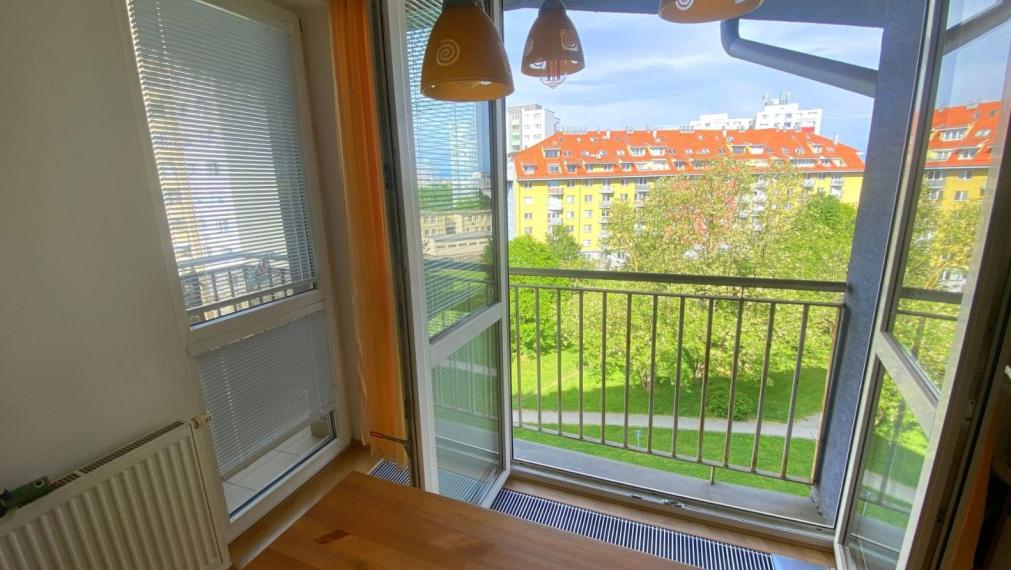 Na predaj priestranný 2-izbový byt na Rusovskej ceste, Bratislava V TOP
