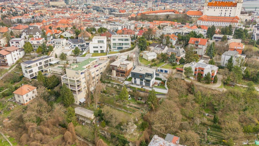 Na predaj – veľkometrážny 1 izbový byt s impozantnými výhľadmi v prestížnom Hradnom údolí BA I TOP