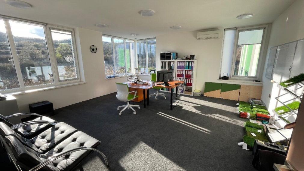 Na predaj nadštandardné administratívno-skladové priestory vo Svätom Jure vrátane pozemku 2086 m2