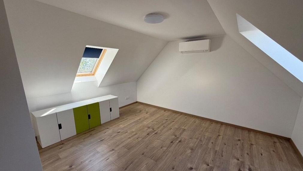 Na prenájom priestranný 4-izbový mezonet s dvoma balkónmi v pokojnej časti Pezinka