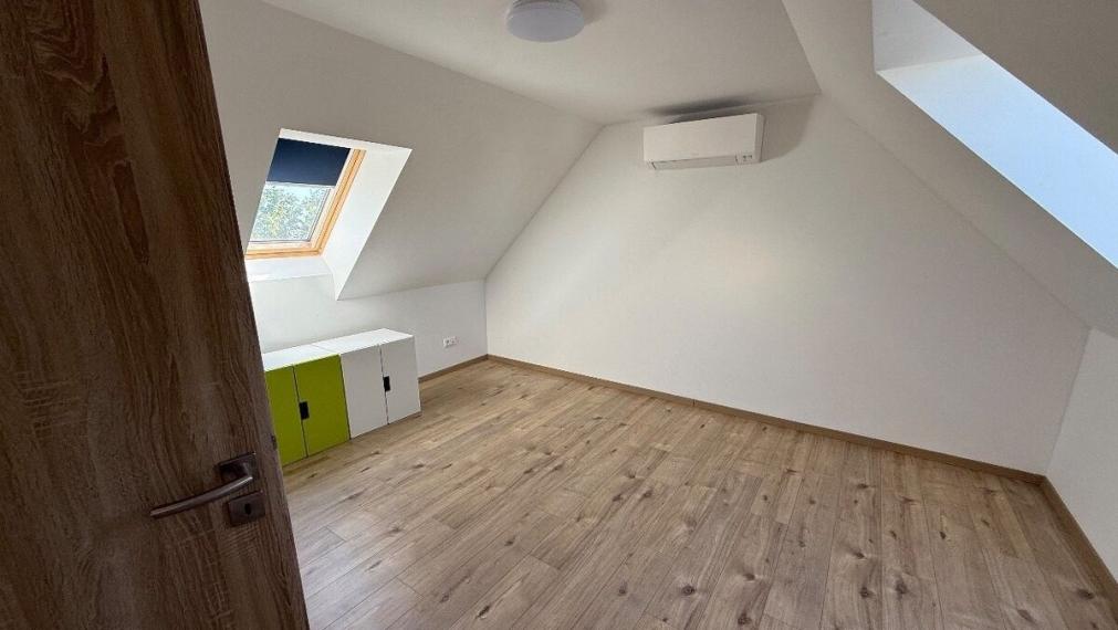 Na prenájom priestranný 4-izbový mezonet s dvoma balkónmi v pokojnej časti Pezinka