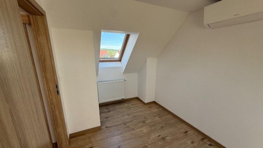 Na prenájom priestranný 4-izbový mezonet s dvoma balkónmi v pokojnej časti Pezinka