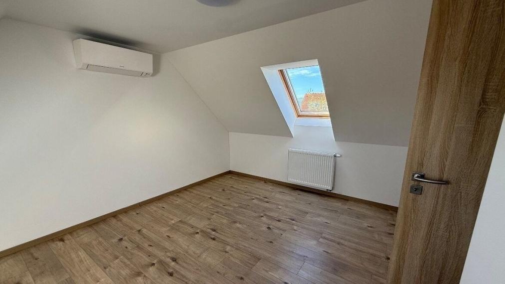 Na prenájom priestranný 4-izbový mezonet s dvoma balkónmi v pokojnej časti Pezinka
