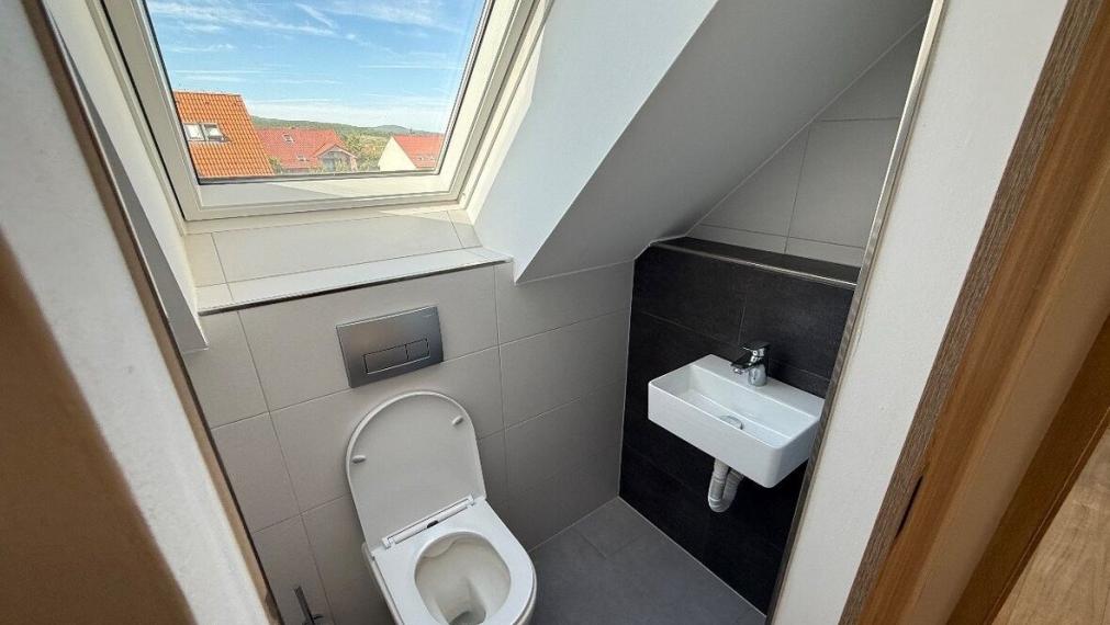 Na prenájom priestranný 4-izbový mezonet s dvoma balkónmi v pokojnej časti Pezinka