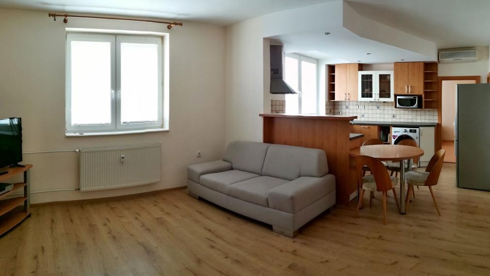 Na prenájom čiastočne zariadený, veľký, 3-izbový klimatizovaný byt s garážou, Trenčín