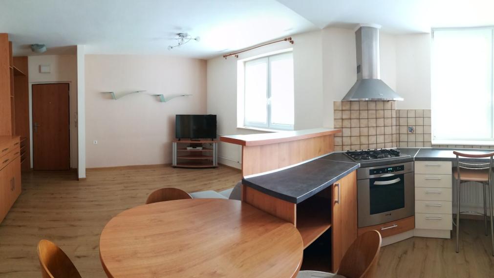 Na prenájom čiastočne zariadený, veľký, 3-izbový klimatizovaný byt s garážou, Trenčín