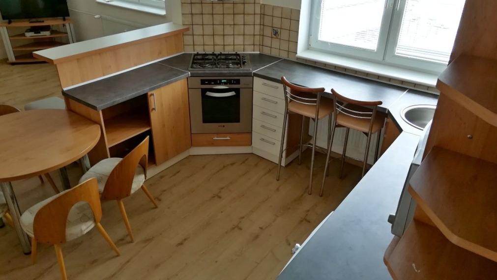 Na prenájom čiastočne zariadený, veľký, 3-izbový klimatizovaný byt s garážou, Trenčín