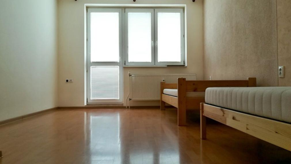 Na prenájom čiastočne zariadený, veľký, 3-izbový klimatizovaný byt s garážou, Trenčín