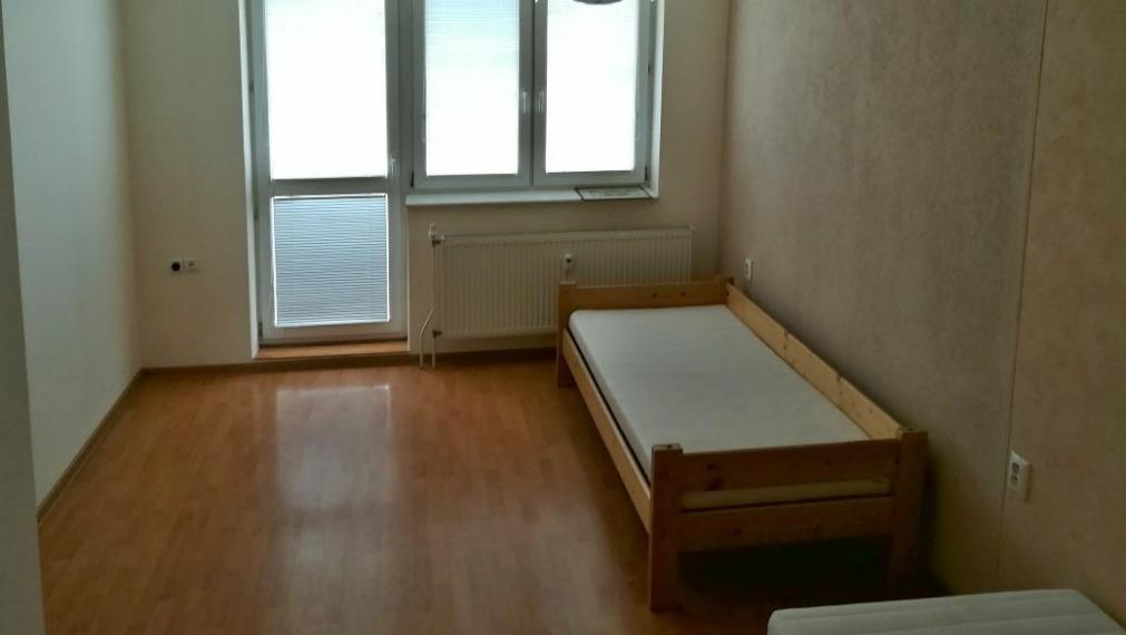 Na prenájom čiastočne zariadený, veľký, 3-izbový klimatizovaný byt s garážou, Trenčín