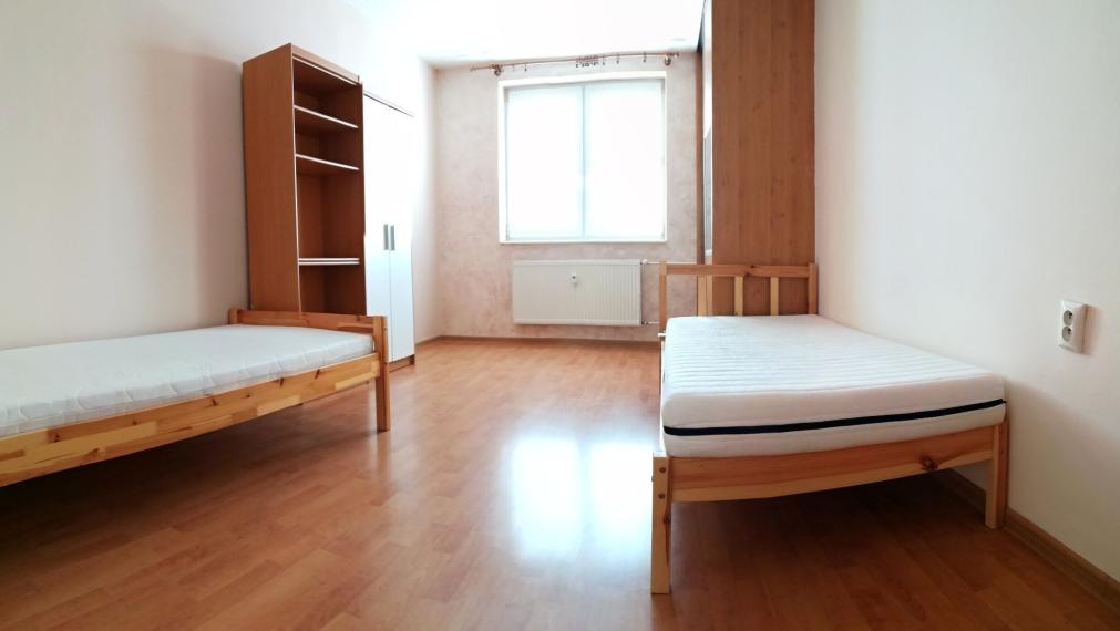 Na prenájom čiastočne zariadený, veľký, 3-izbový klimatizovaný byt s garážou, Trenčín