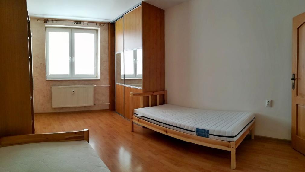 Na prenájom čiastočne zariadený, veľký, 3-izbový klimatizovaný byt s garážou, Trenčín