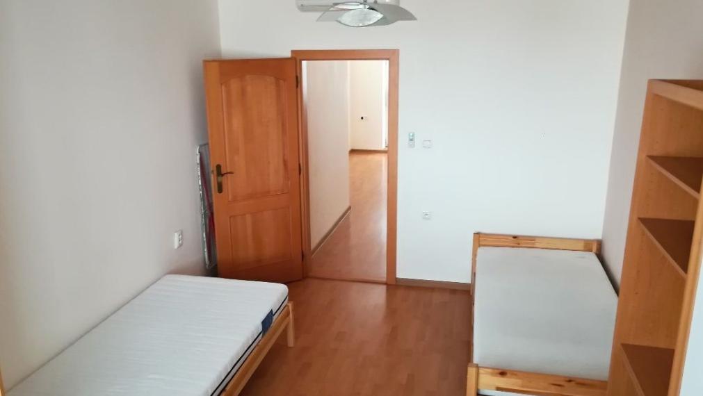 Na prenájom čiastočne zariadený, veľký, 3-izbový klimatizovaný byt s garážou, Trenčín