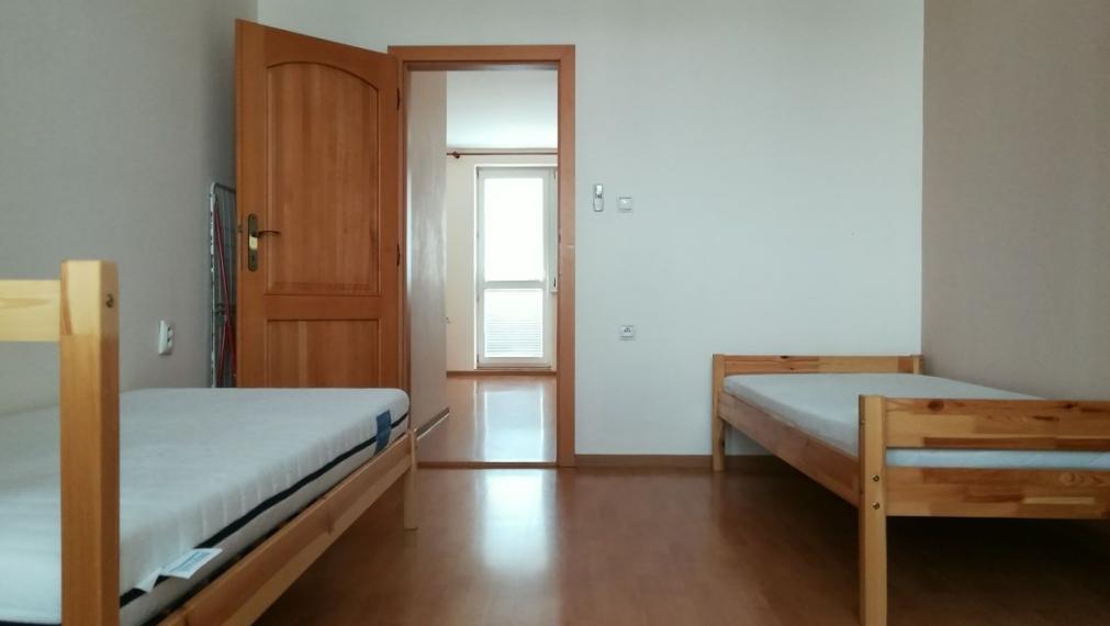 Na prenájom čiastočne zariadený, veľký, 3-izbový klimatizovaný byt s garážou, Trenčín