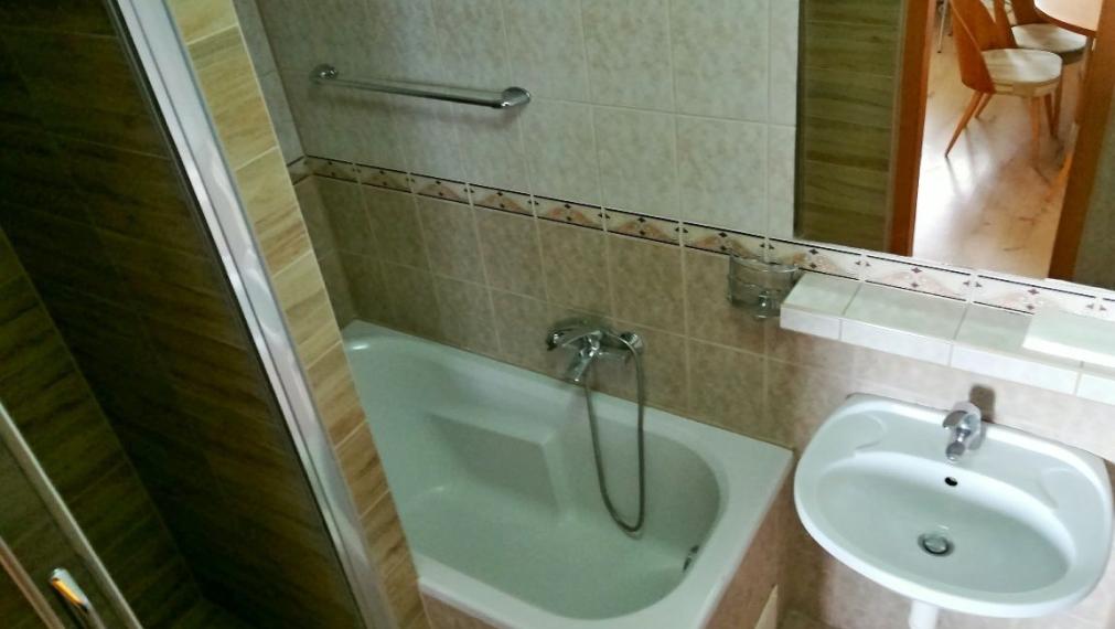 Na prenájom čiastočne zariadený, veľký, 3-izbový klimatizovaný byt s garážou, Trenčín