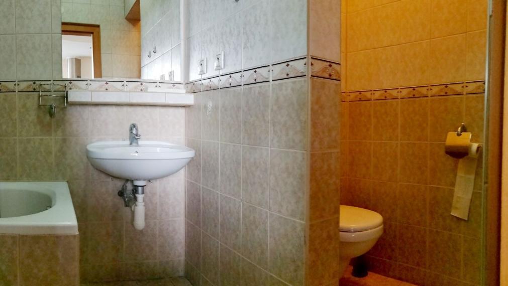 Na prenájom čiastočne zariadený, veľký, 3-izbový klimatizovaný byt s garážou, Trenčín