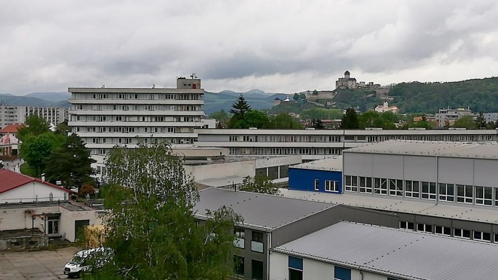 Na prenájom čiastočne zariadený, veľký, 3-izbový klimatizovaný byt s garážou, Trenčín