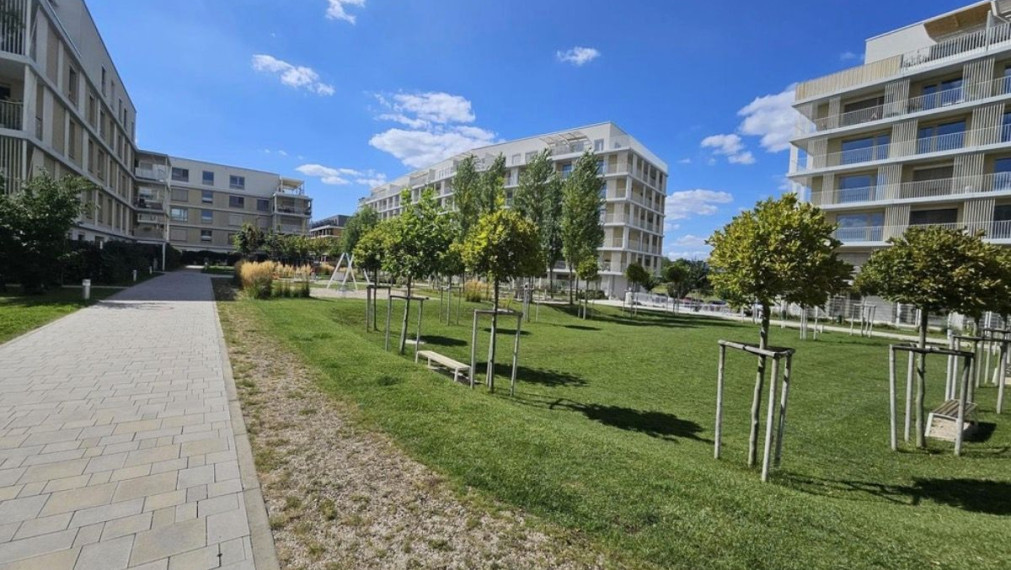 Na prenájom štýlový, moderný, svetlý a kompletne zariadený 2 - izbový byt s vlastnou predzáhradkou, BA II TOP