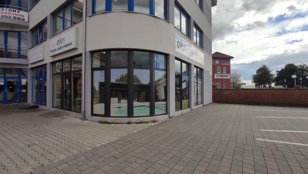 Obchodný priestor 78m2 s PARKINGOM a výkladmi do frekventovanej cesty, Ulica Svornosti