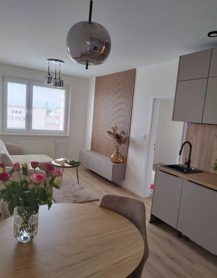 Na predaj kompletne zrekonštruovaný a moderne zariadený 4-izbový byt s balkónom, Bratislava III TOP