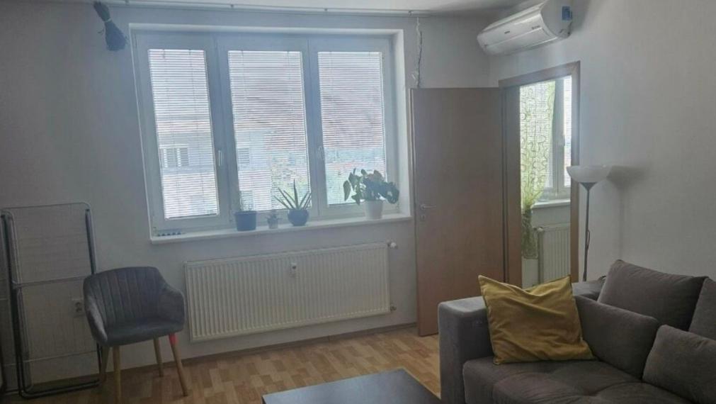 Na dlhodobý prenájom pekný, kompletne zrekonštruovaný 2-izbový byt, Bratislava II TOP