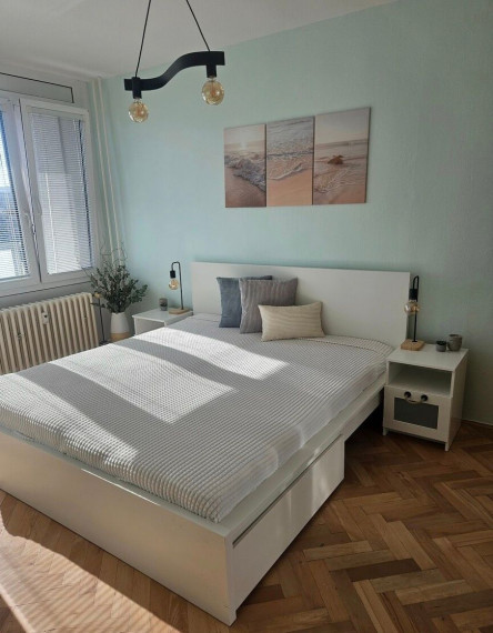 Na prenájom pekný a svetlý 3-izbový byt na Čaklovskej ulici, Bratislava II TOP