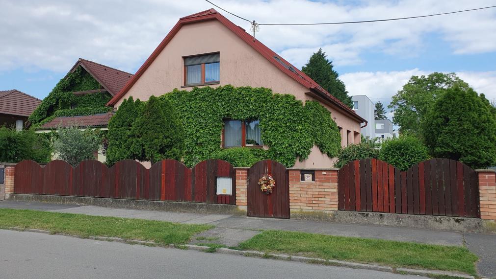 Priestranný rodinný dom s veľkorysým pozemkom v tichej časti centra Malaciek