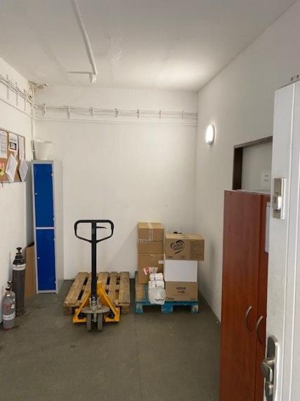 Samostatný skladovo-obchodný priestor s kanceláriou a parkovaním, 67,5m2, BAII - Ružinov