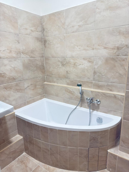 Prenájom 2 izbového apartmánu – Ľudovíta Fullu, Dlhé Diely – 50 m²