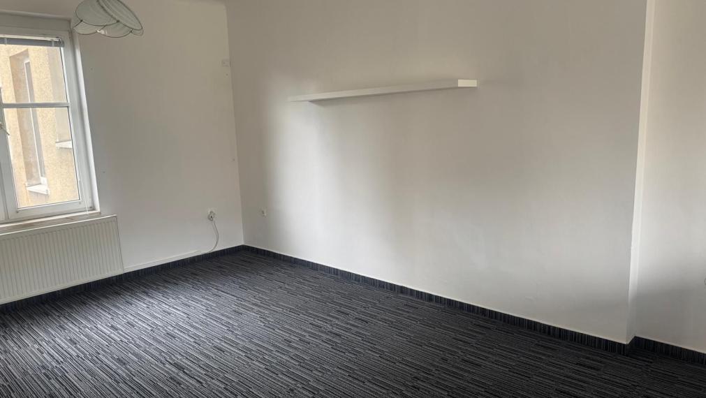 Na prenájom priestranný, nezariadený byt výmerou 87m2 v centre Bratislavy
