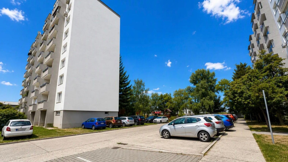 Na predaj priestranný 4-izbový byt s lodžiou a samostatnou betónovou garážou, BA II TOP