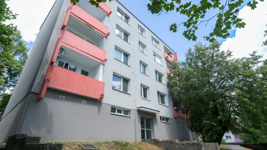 Príjemný 3-izbový byt s loggiou a výhľadom do zelene – Švantnerova ul., Dúbravka
