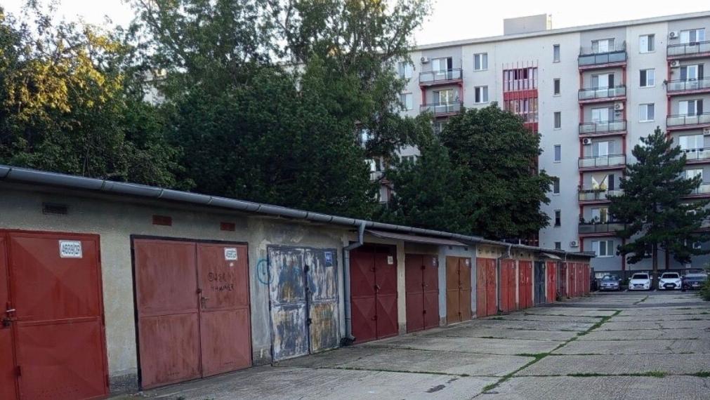 Na predaj murovaná radová garáž na Haburskej ulici v Bratislave